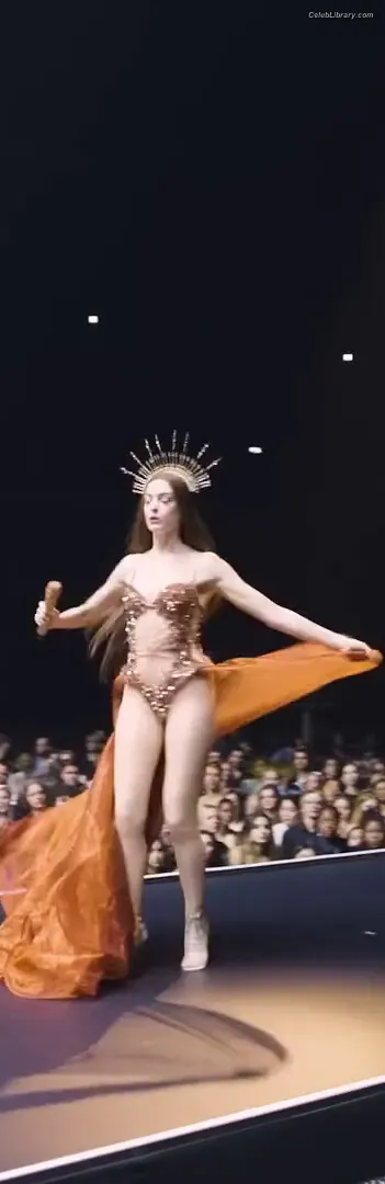Anne Hathaway photo 17 of 1532