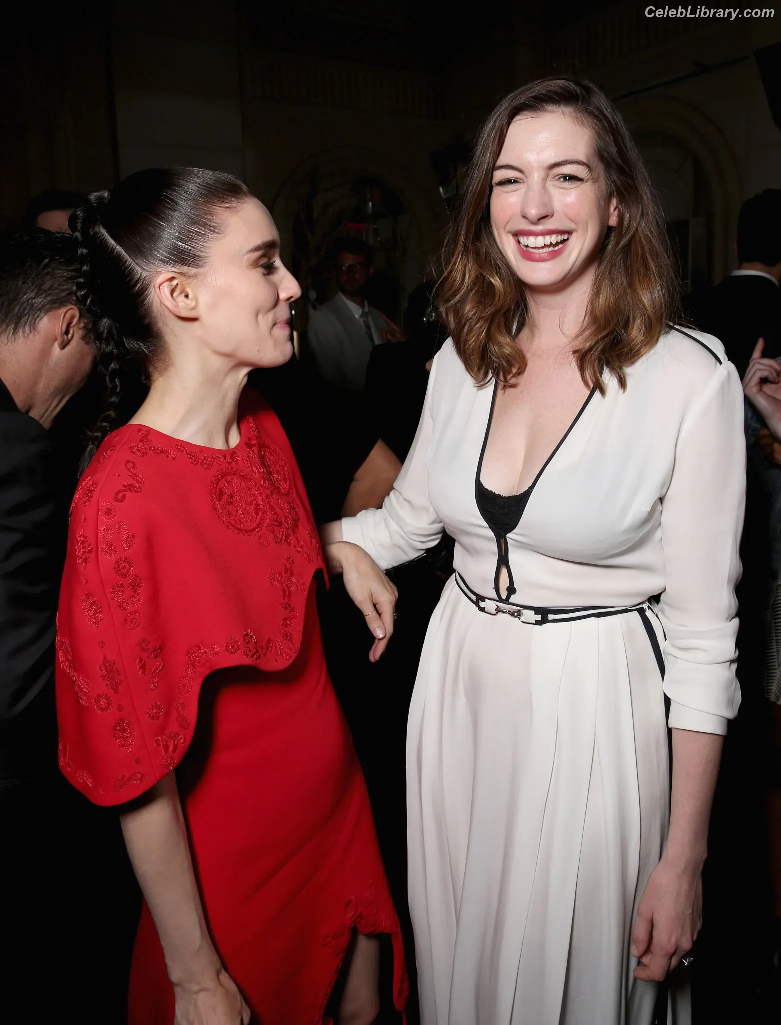 Anne Hathaway photo 20 of 1532