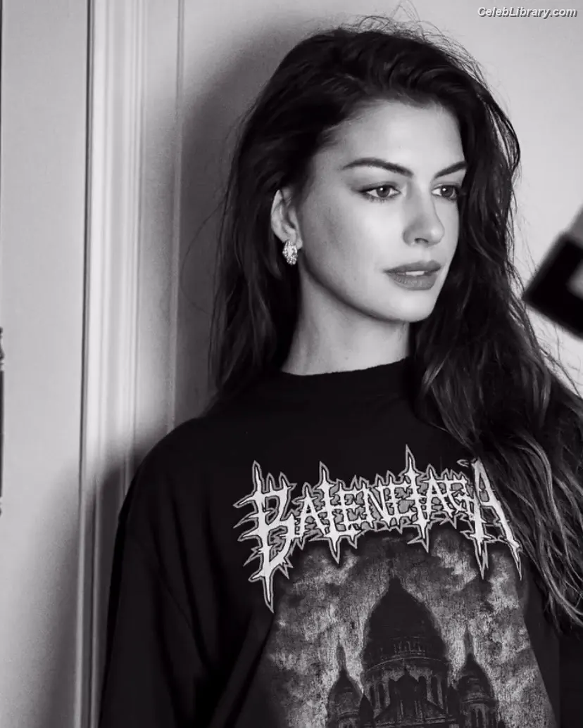 Anne Hathaway photo 5 of 1532