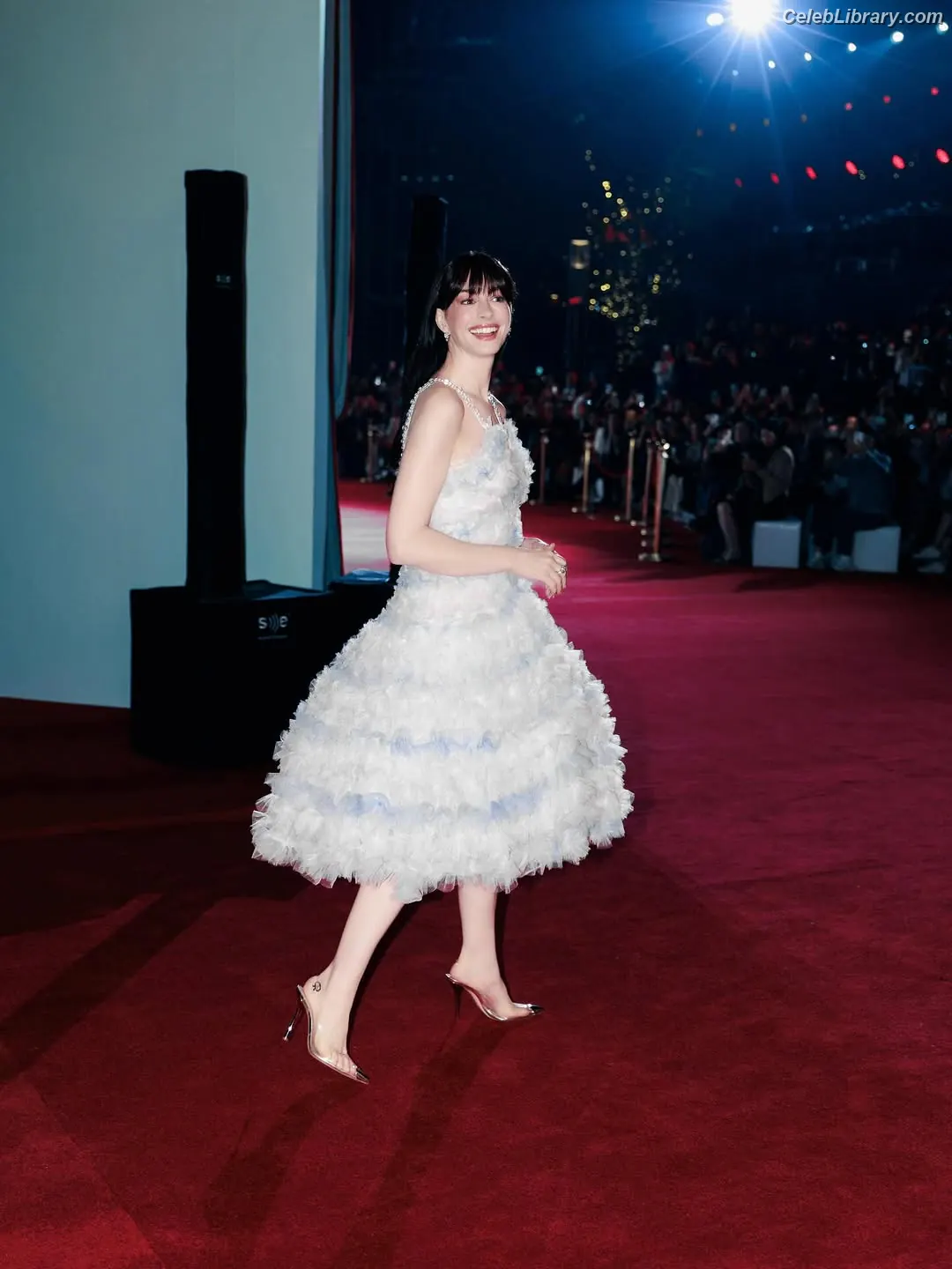 Anne Hathaway photo 23 of 1532