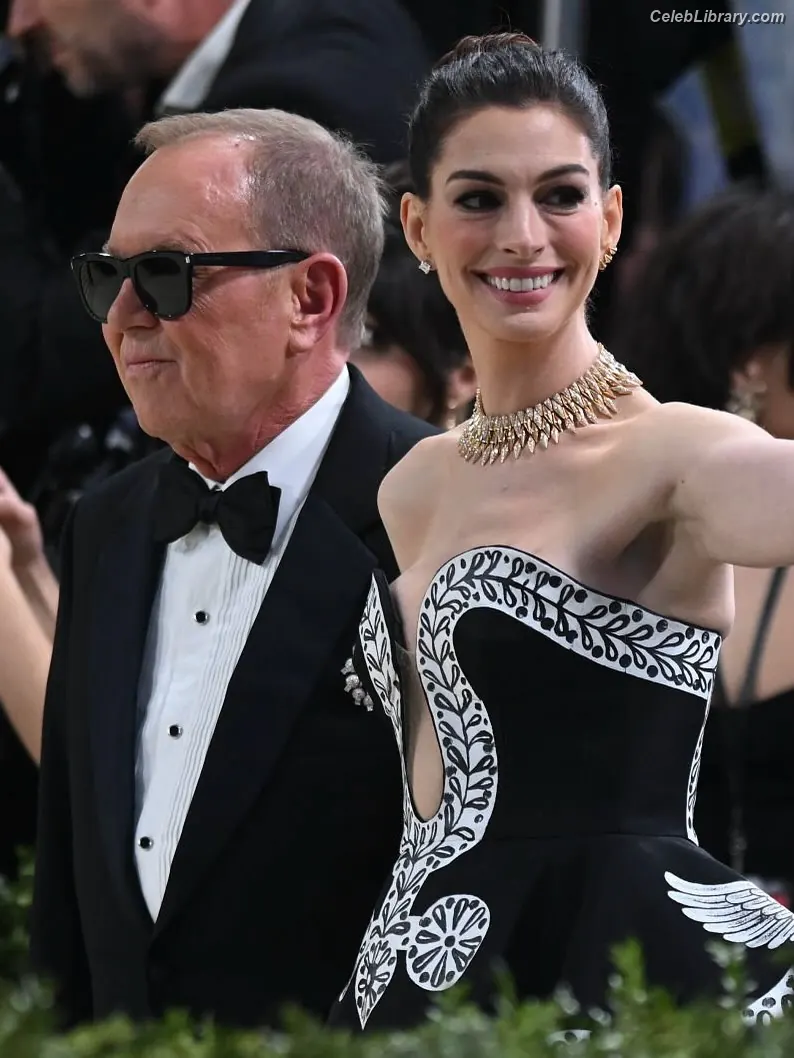 Anne Hathaway photo 21 of 1532
