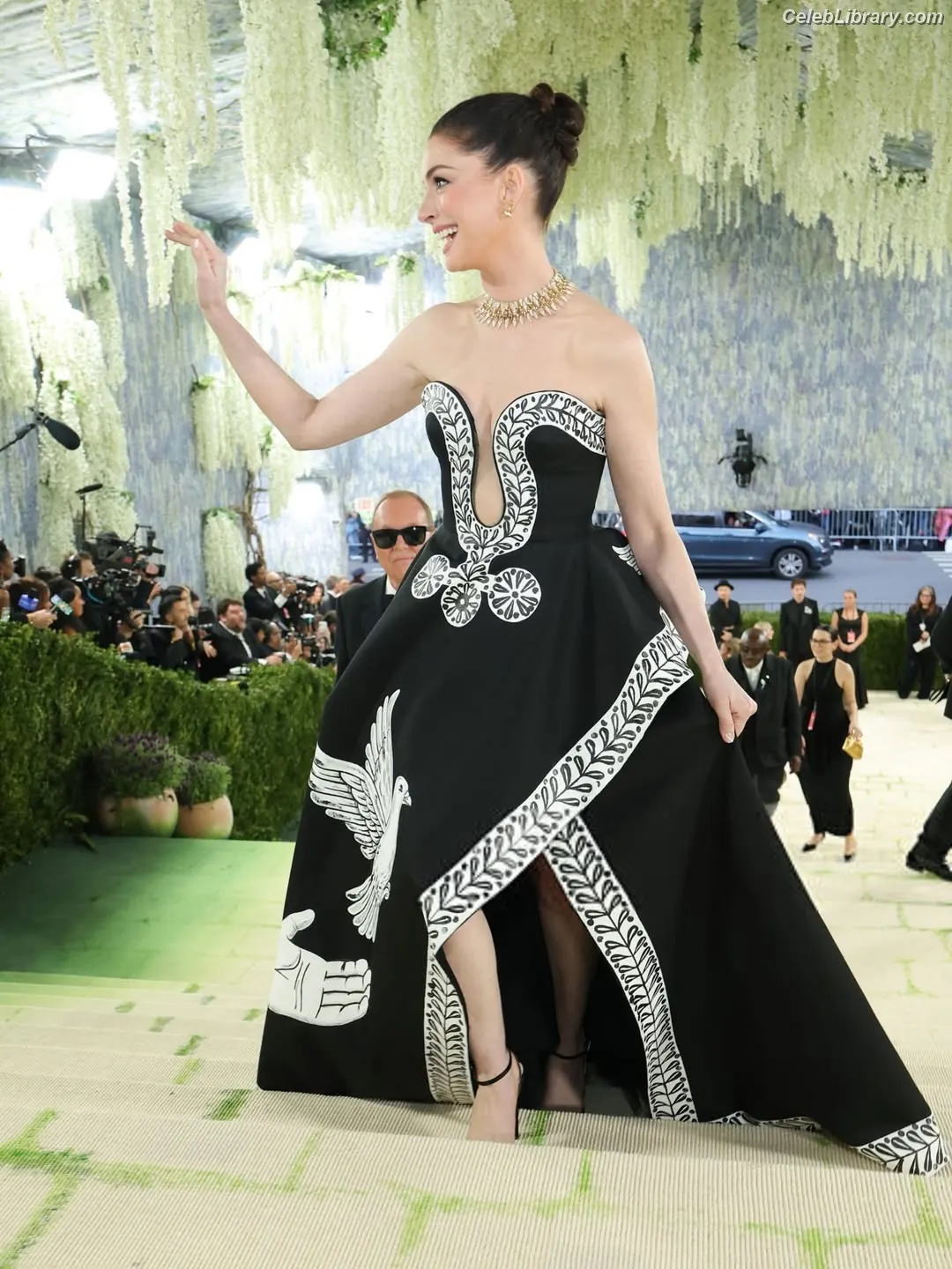 Anne Hathaway photo 23 of 1532