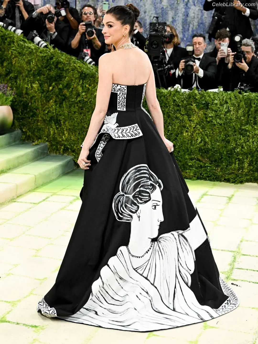 Anne Hathaway photo 4 of 1532