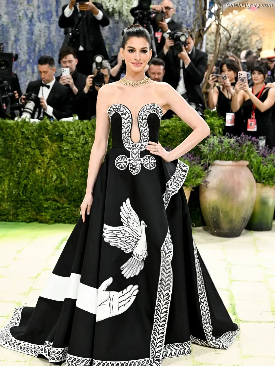 Anne Hathaway photo 14 of 1532