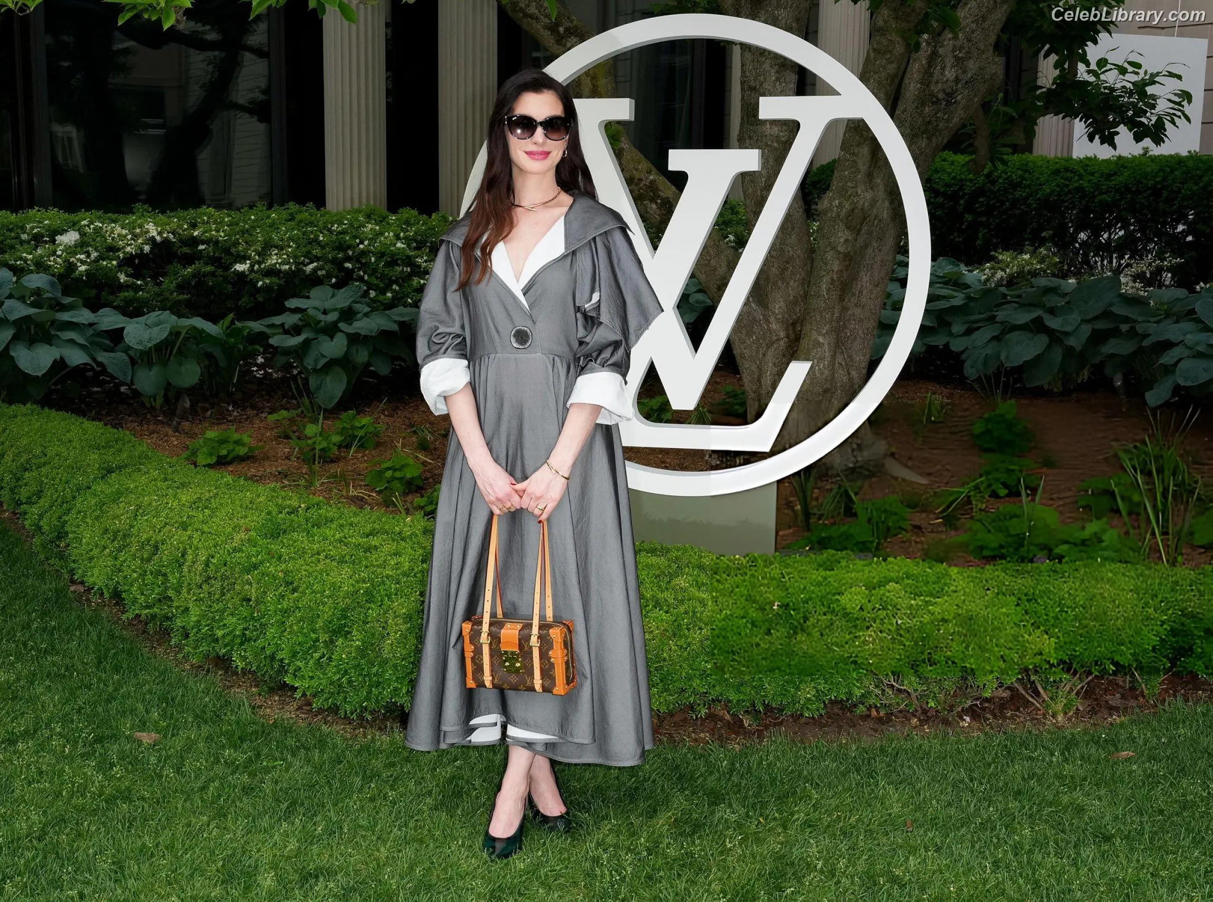 Anne Hathaway photo 20 of 1532