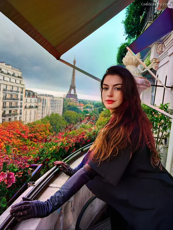 Anne Hathaway photo 23 of 1532