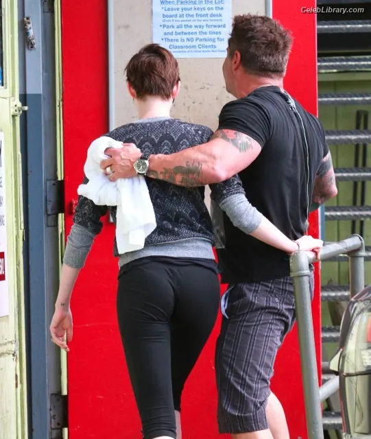 Anne Hathaway photo 12 of 1532