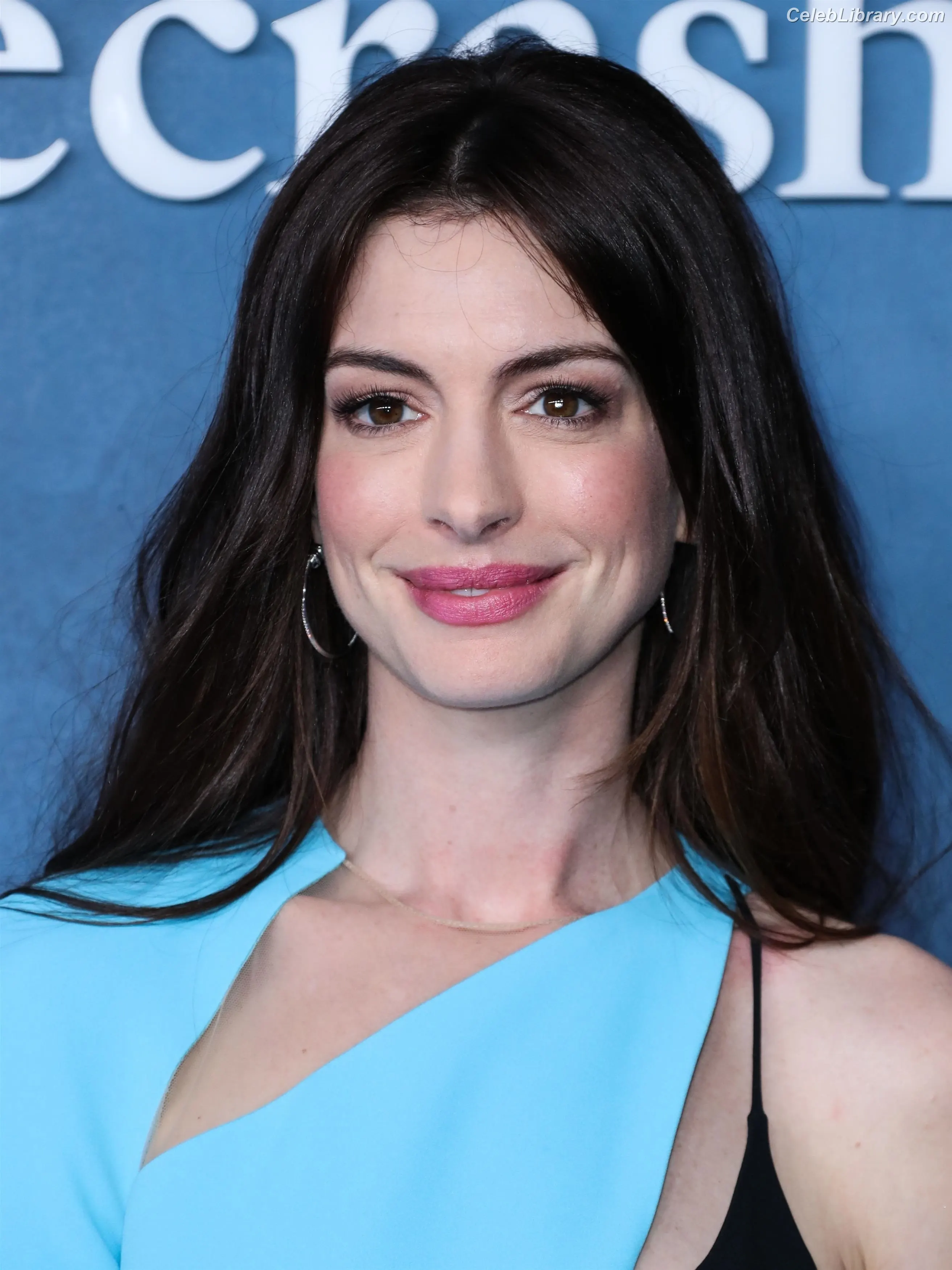Anne Hathaway photo 9 of 1532