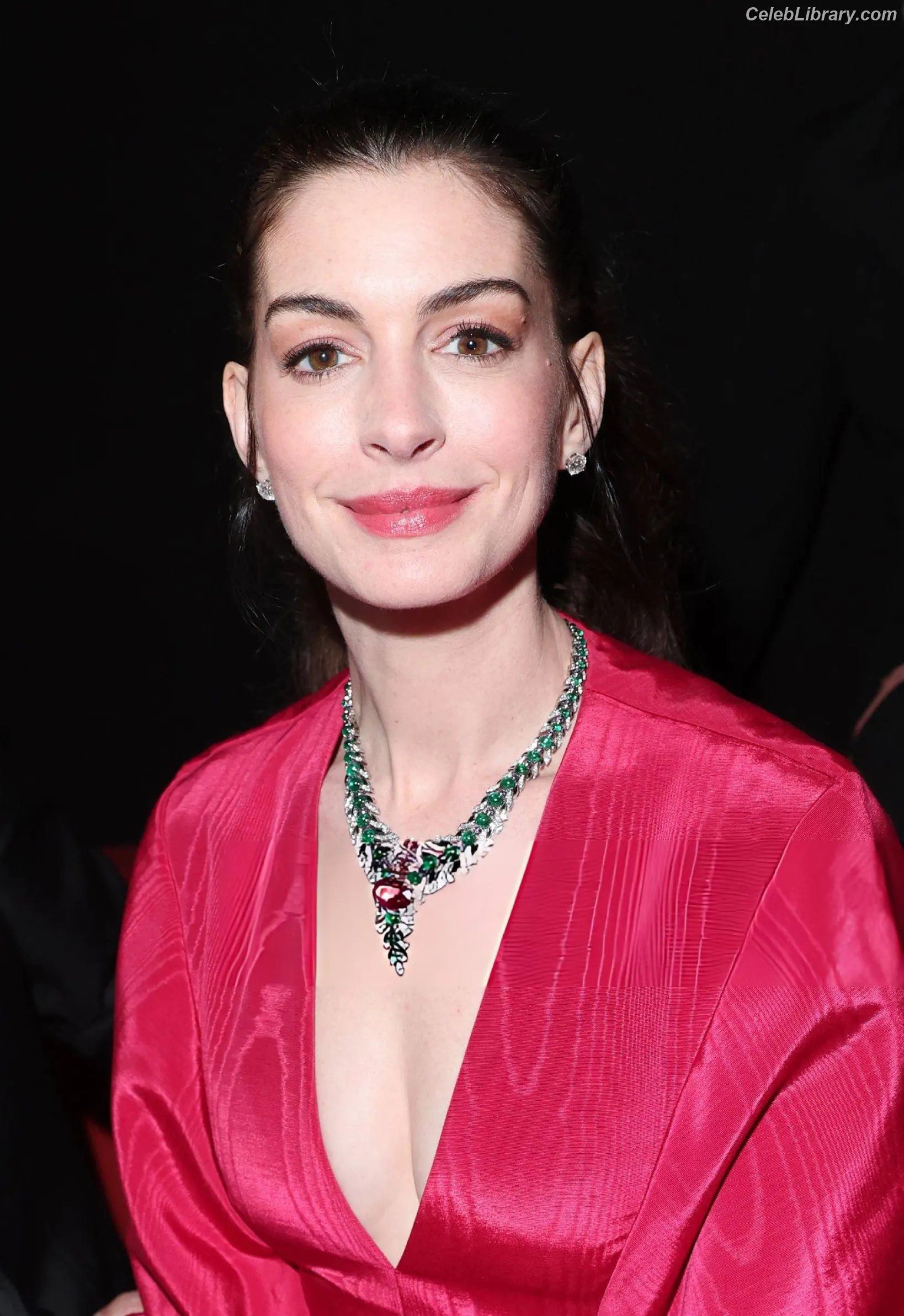 Anne Hathaway photo 6 of 1532