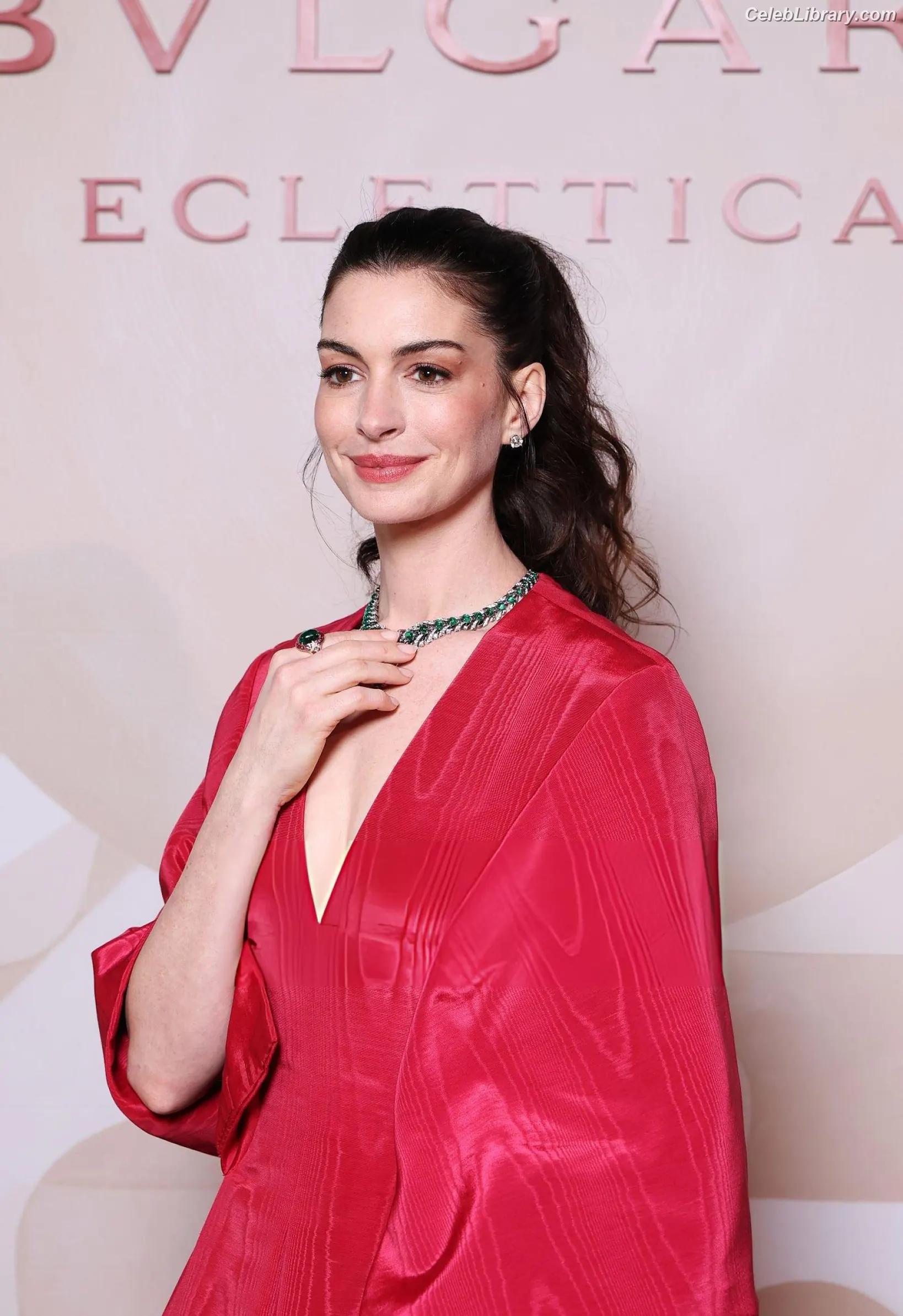 Anne Hathaway photo 8 of 1532