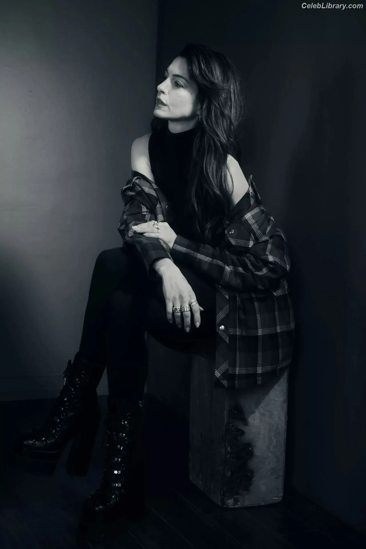 Anne Hathaway photo 14 of 1532