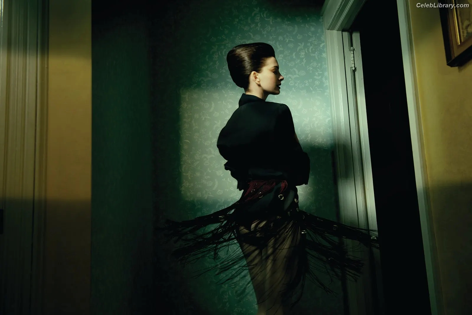 Anne Hathaway photo 7 of 1532