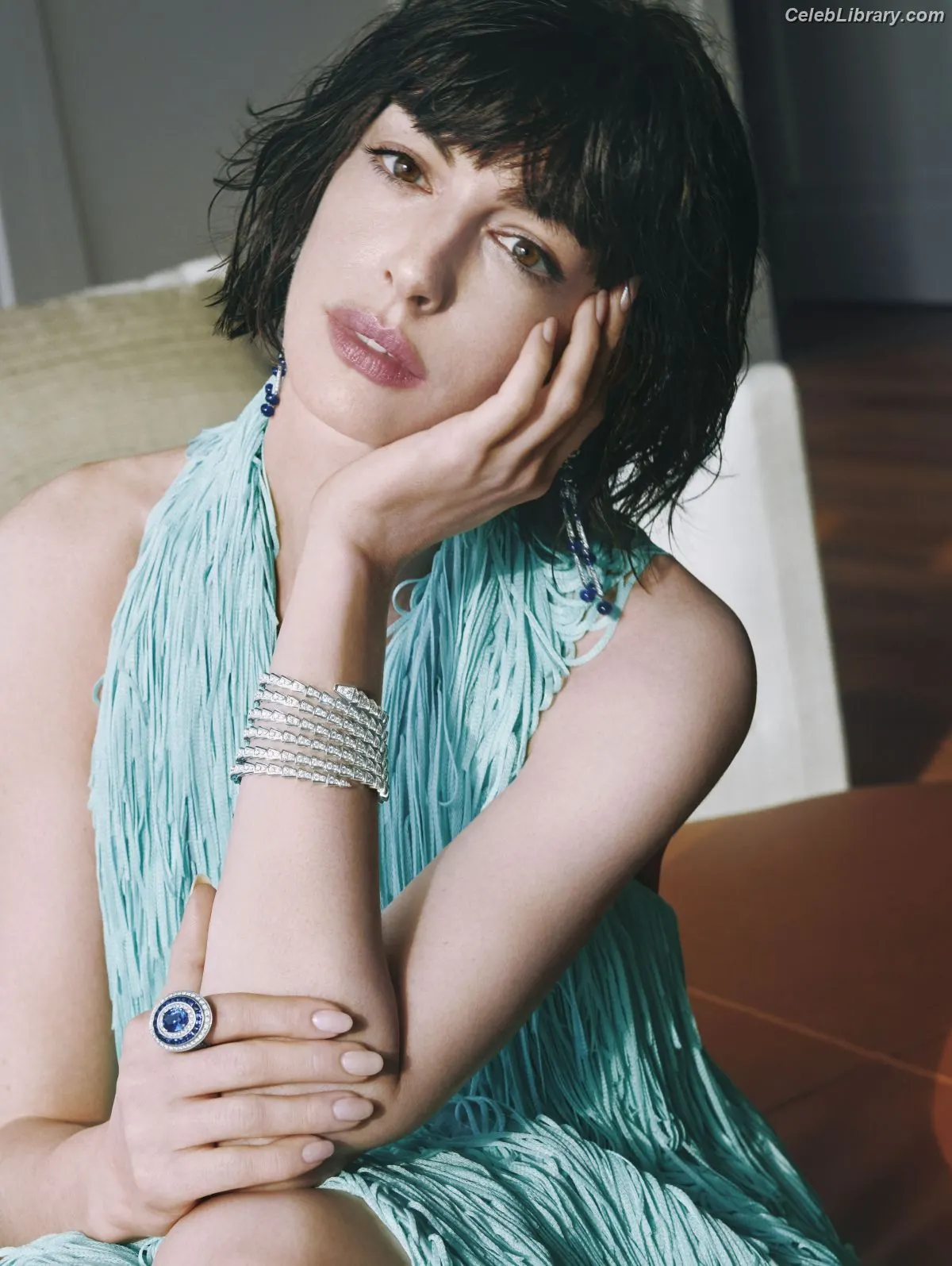 Anne Hathaway photo 17 of 1532