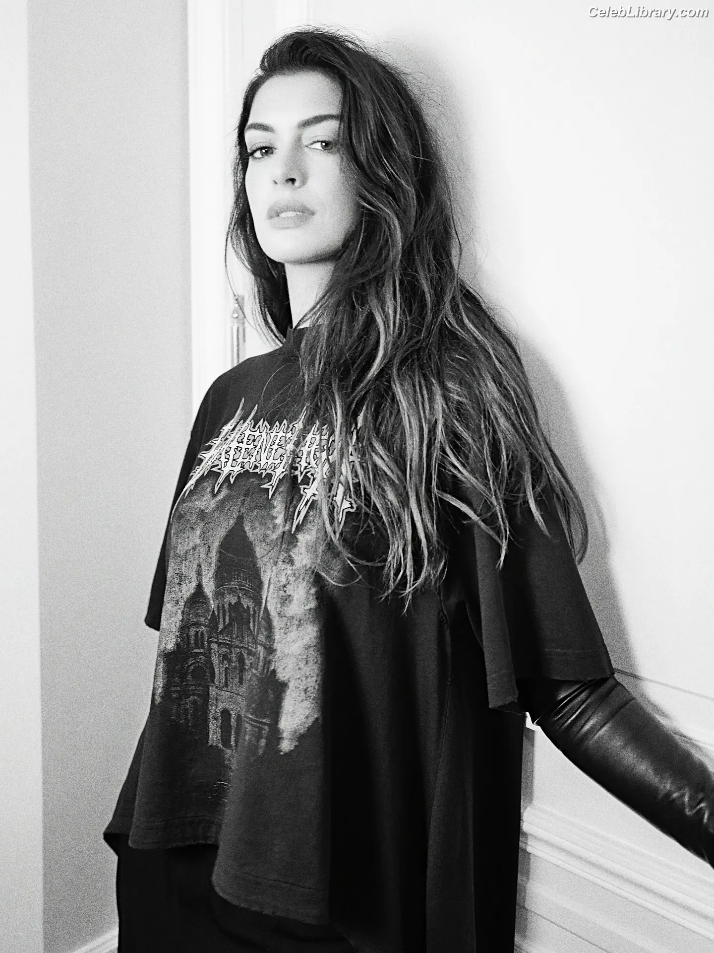 Anne Hathaway photo 9 of 1532