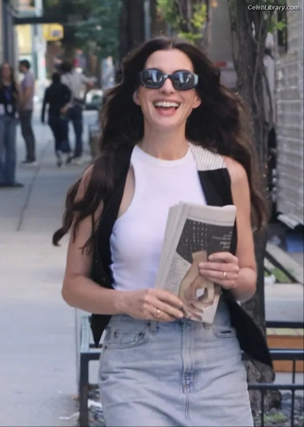 Anne Hathaway photo 23 of 1532