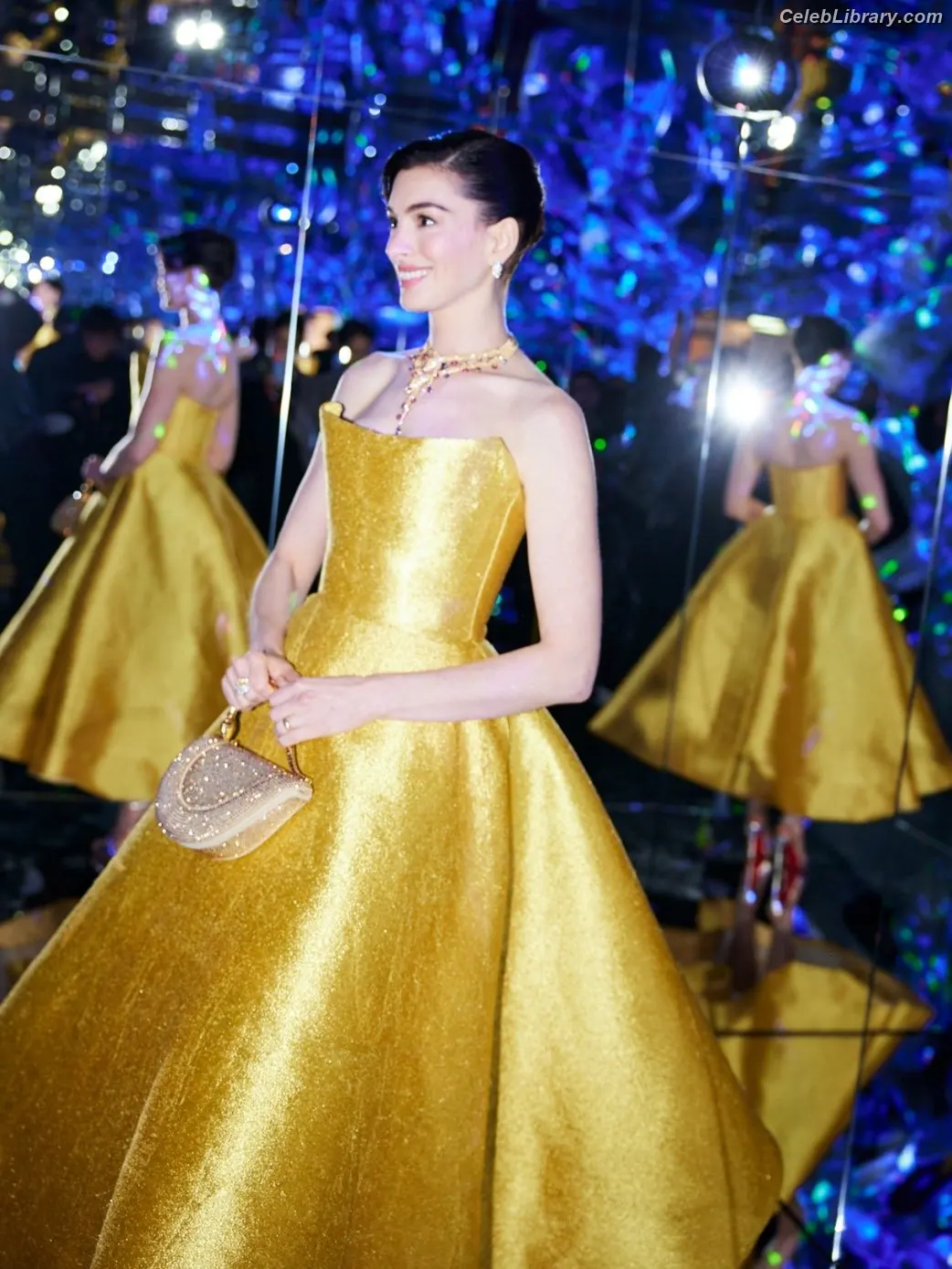 Anne Hathaway photo 16 of 1532
