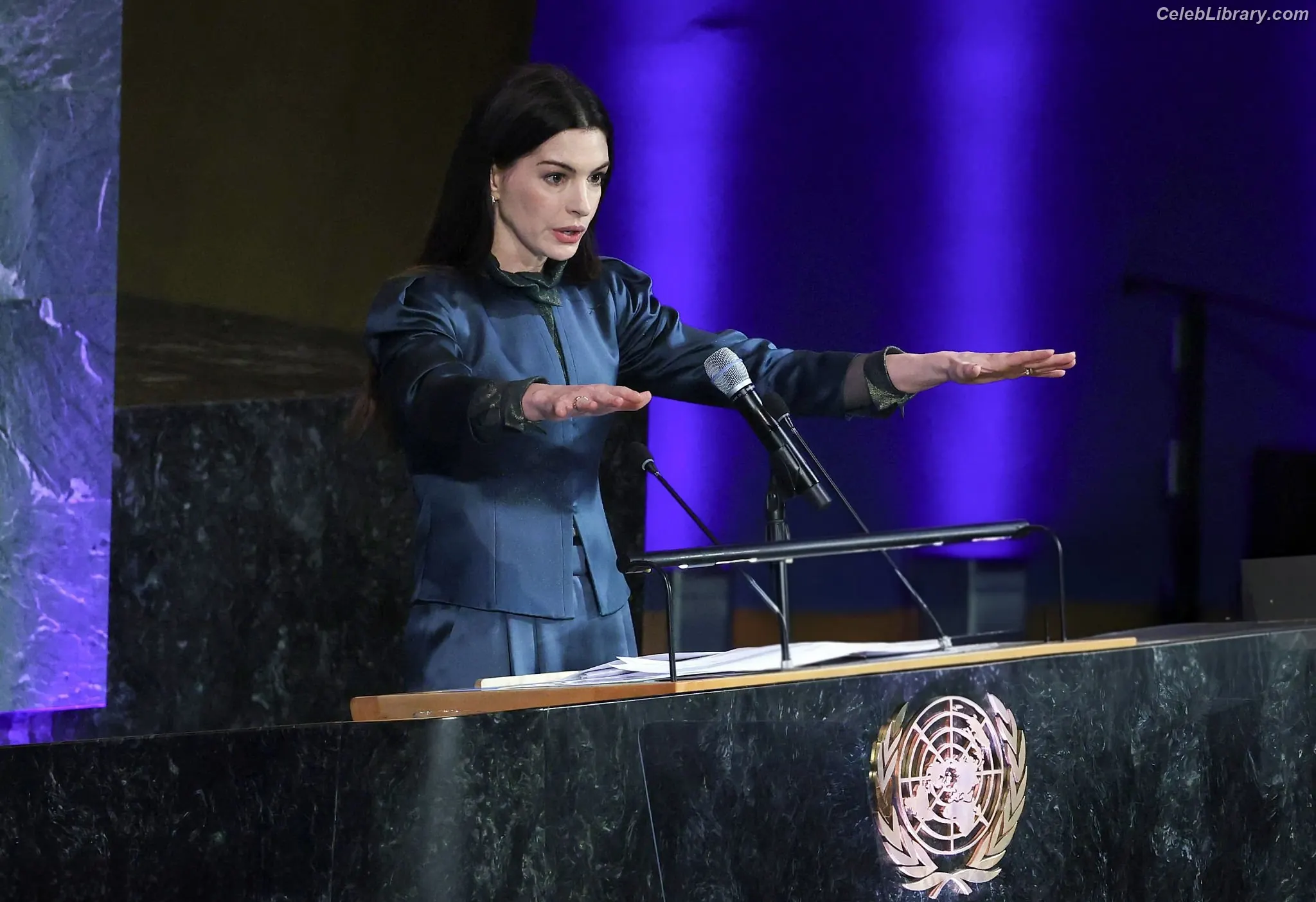 Anne Hathaway photo 10 of 1532