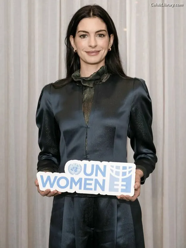 Anne Hathaway photo 15 of 1532