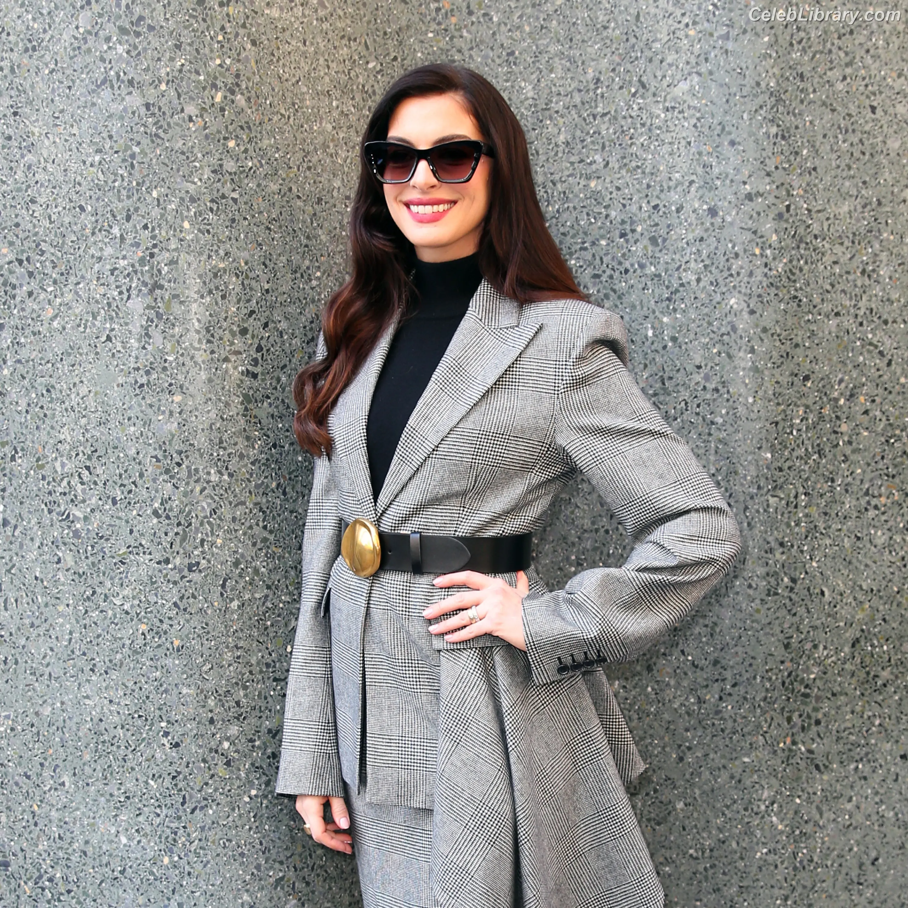 Anne Hathaway photo 16 of 1532