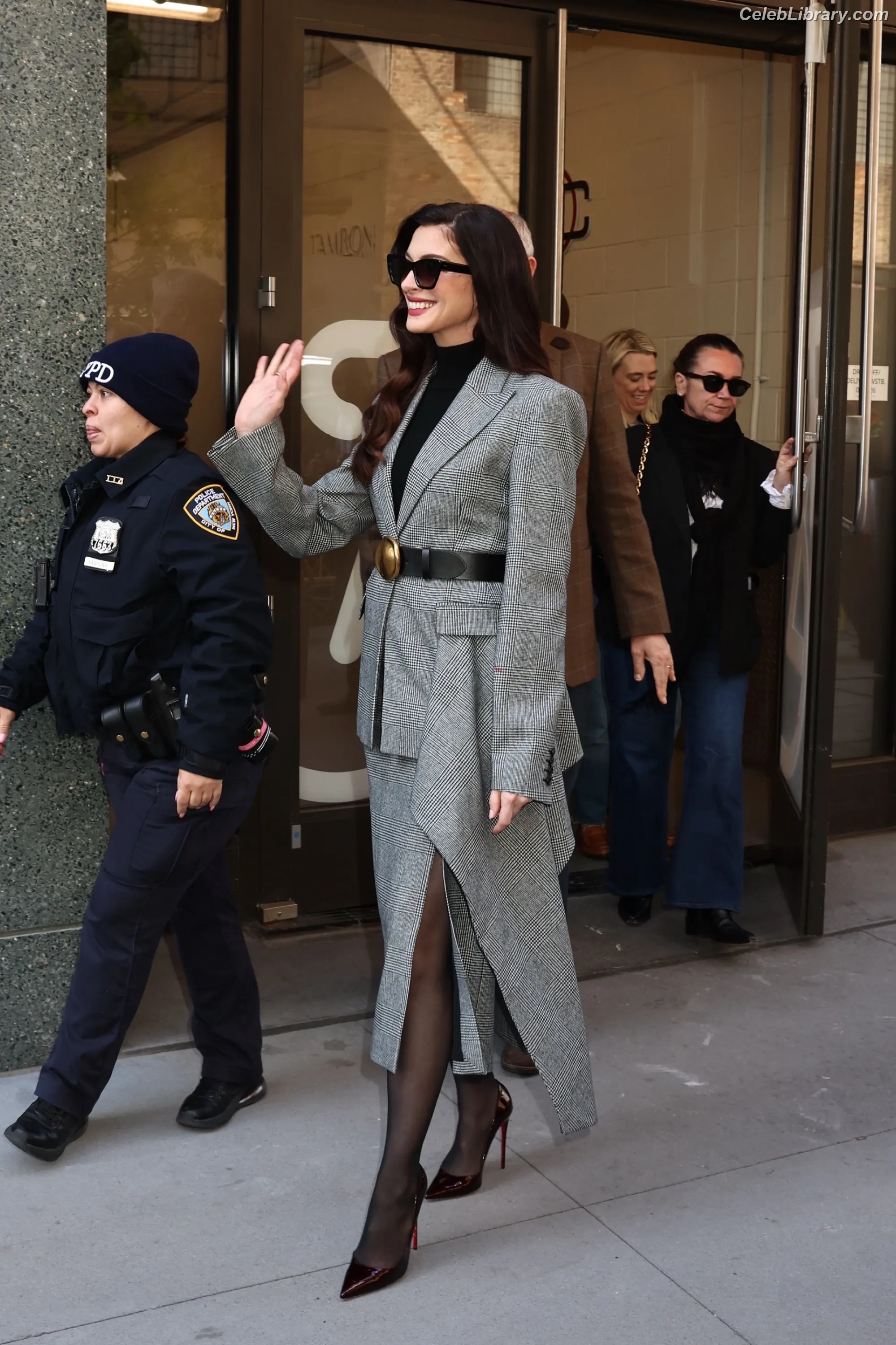 Anne Hathaway photo 3 of 1532