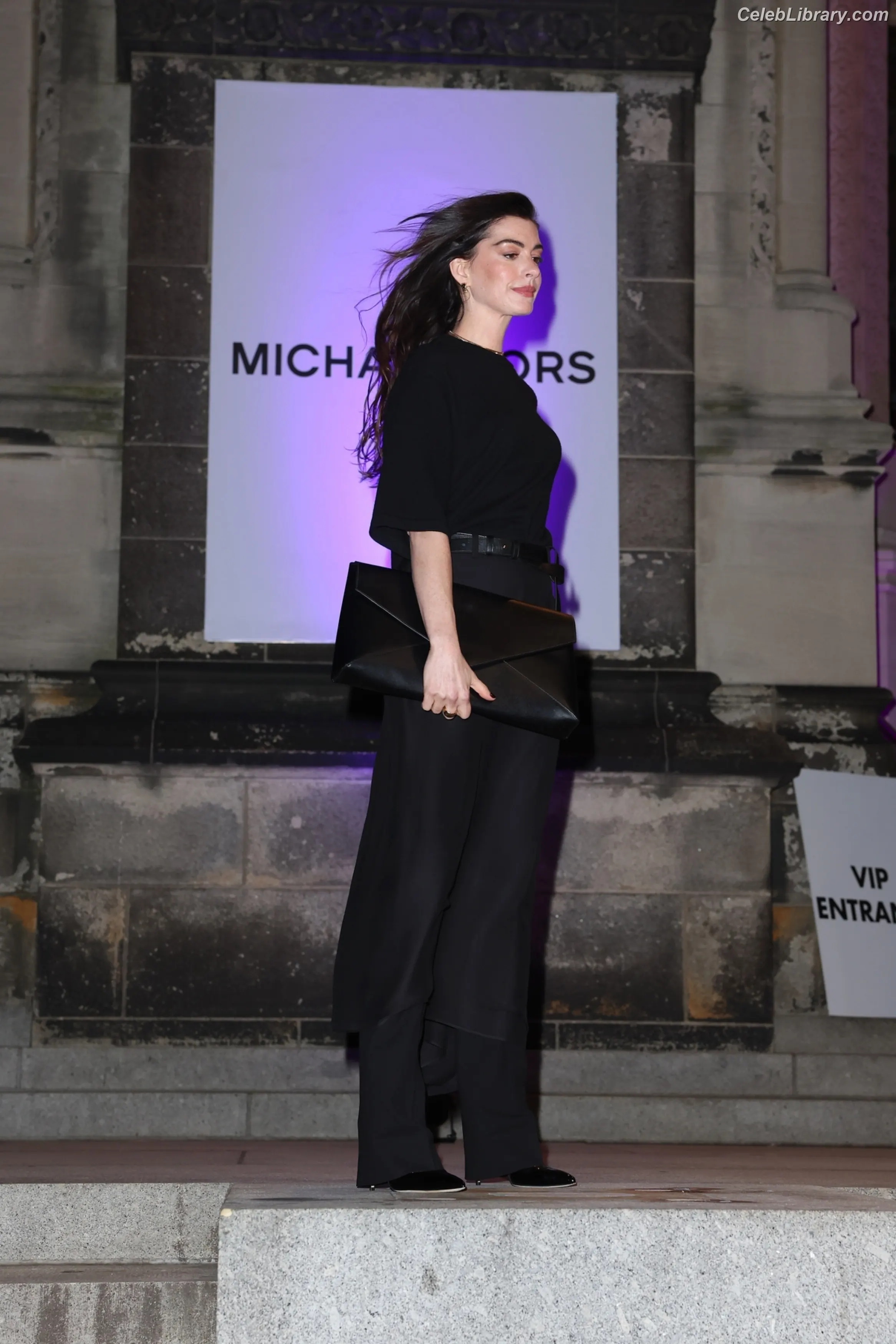 Anne Hathaway photo 19 of 1532