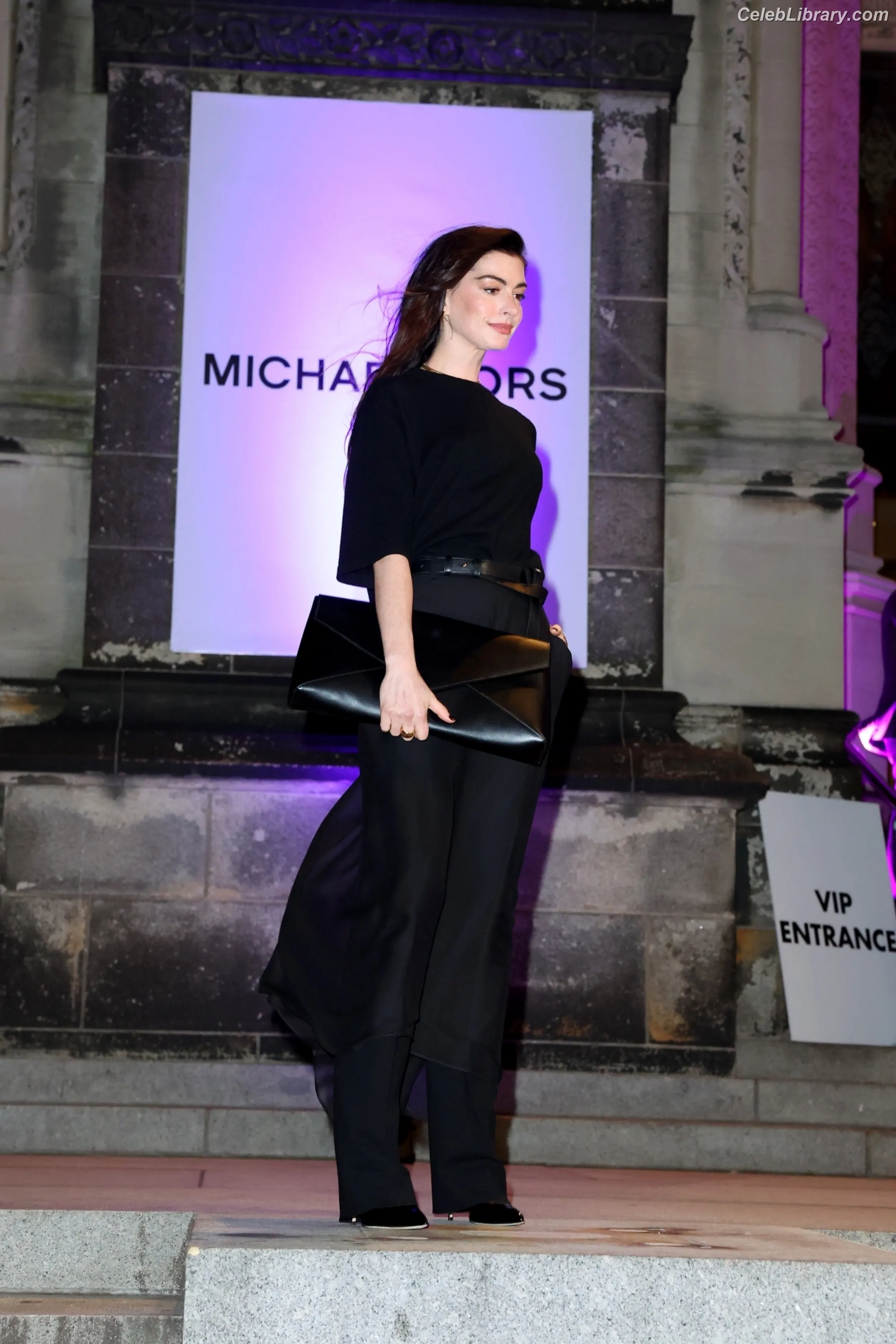 Anne Hathaway photo 21 of 1532