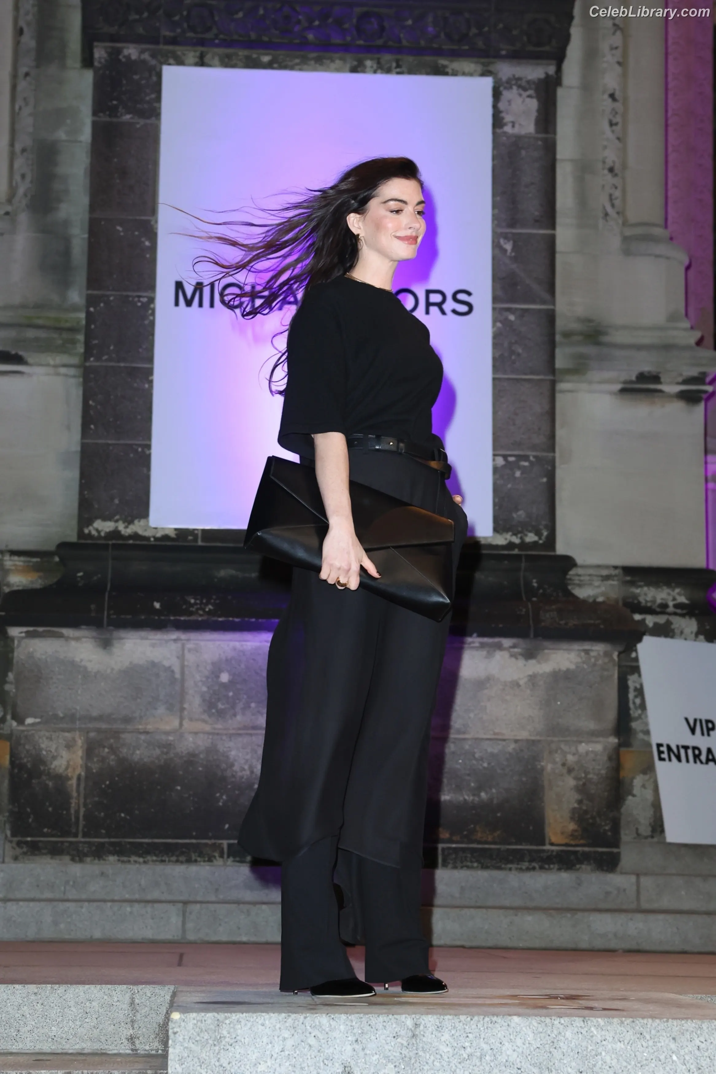 Anne Hathaway photo 22 of 1532