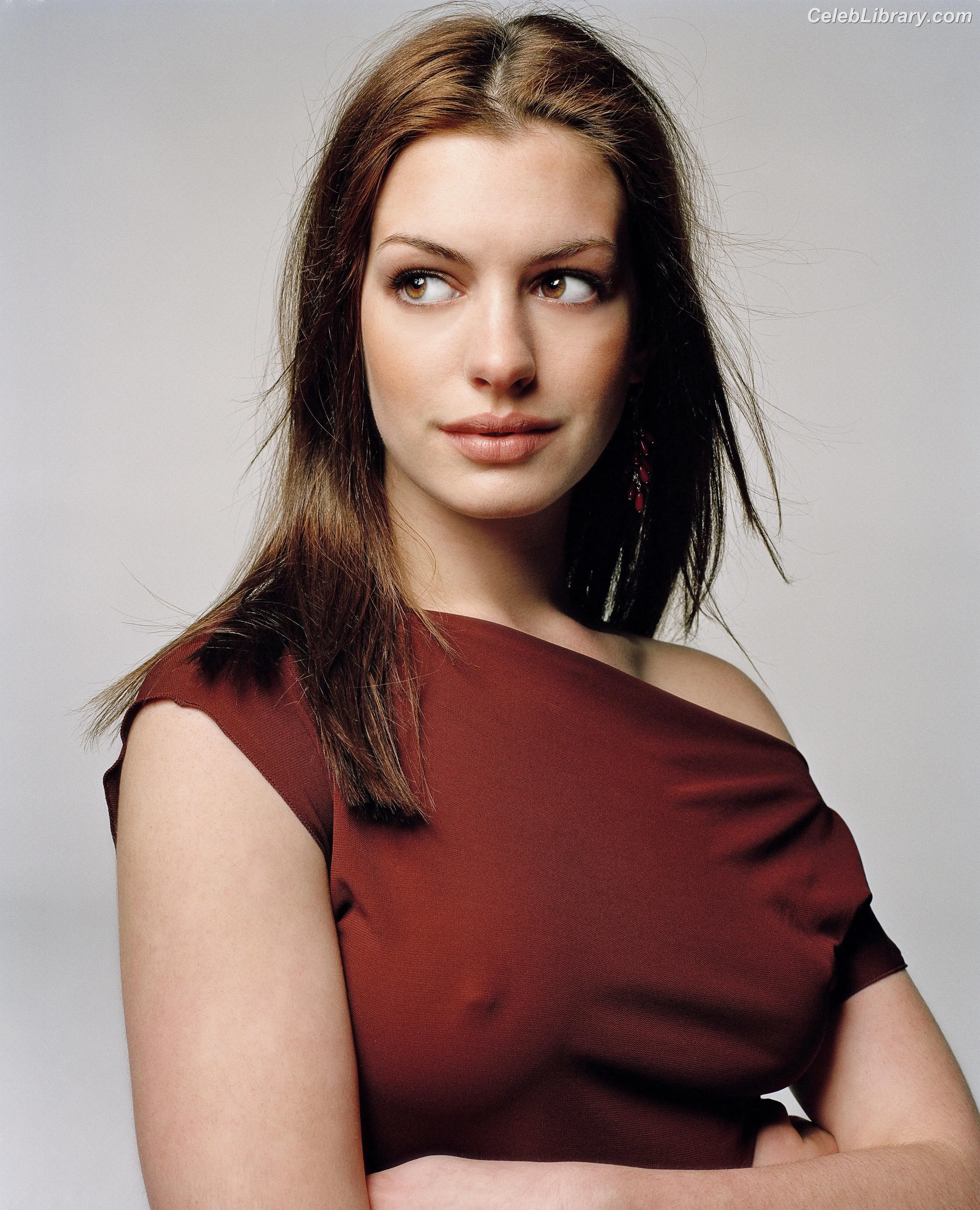 Anne Hathaway photo 8 of 1532