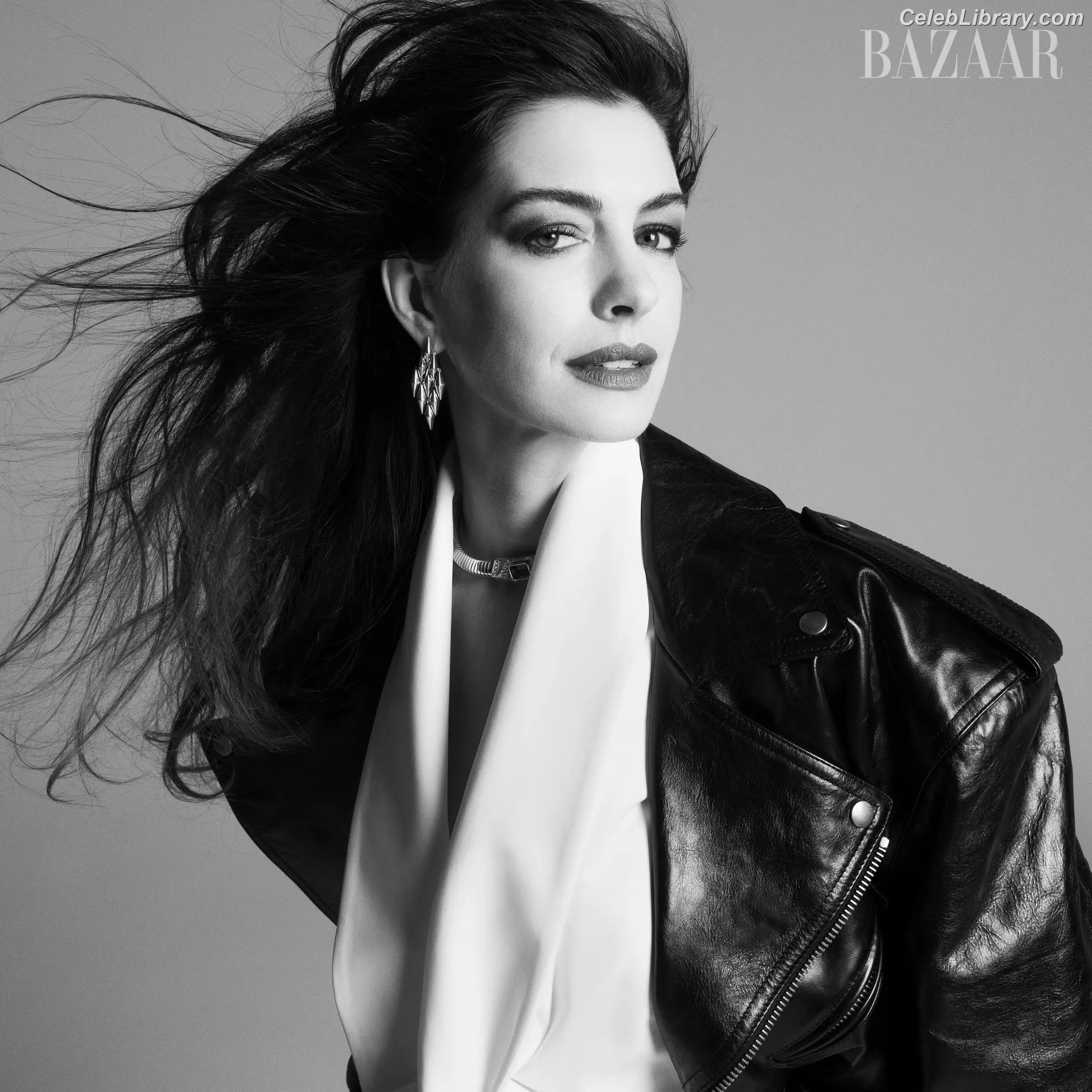 Anne Hathaway photo 5 of 1532