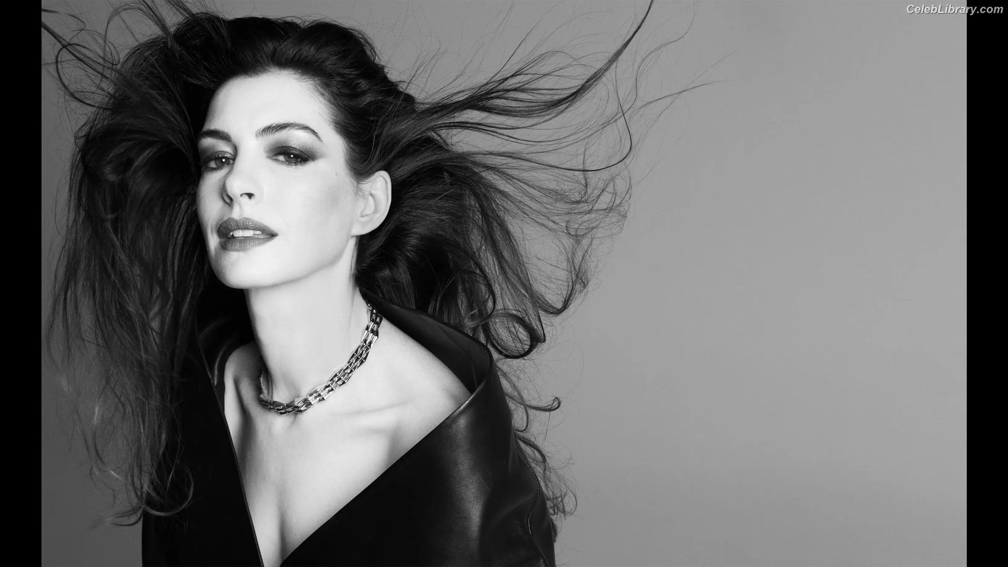 Anne Hathaway photo 6 of 1532