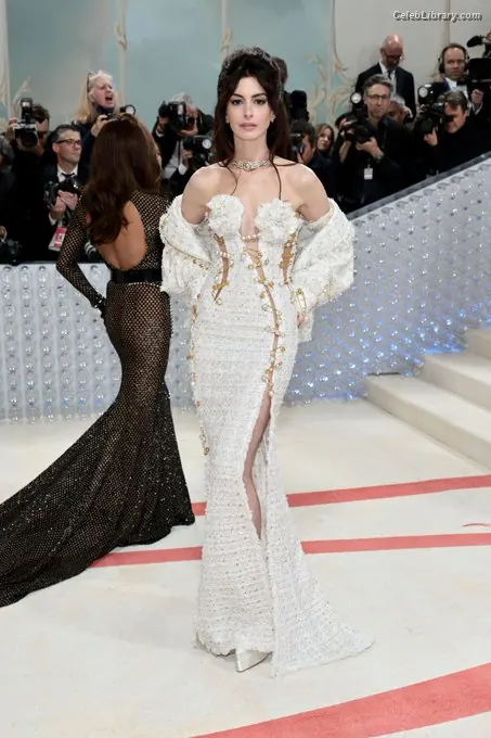 Anne Hathaway photo 14 of 1532