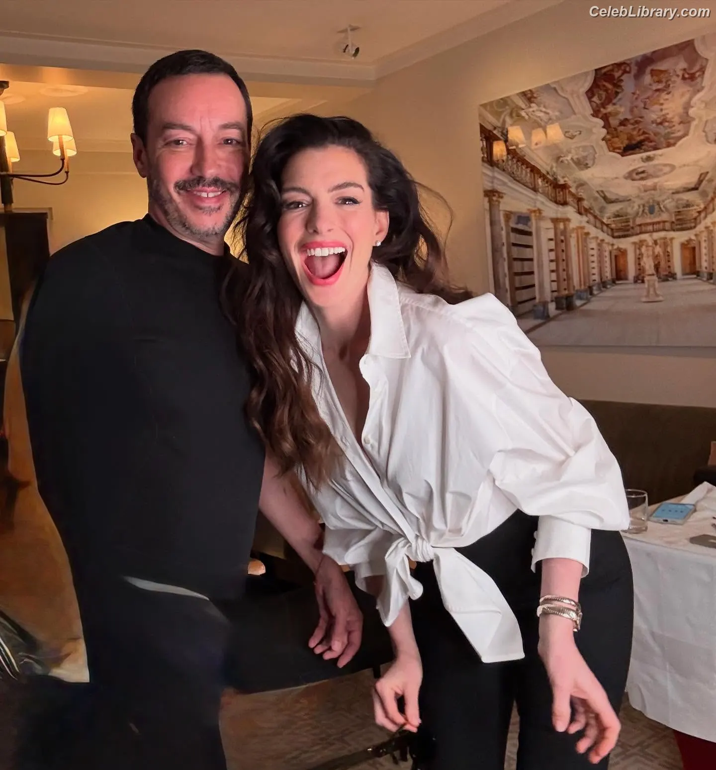 Anne Hathaway photo 1 of 1532