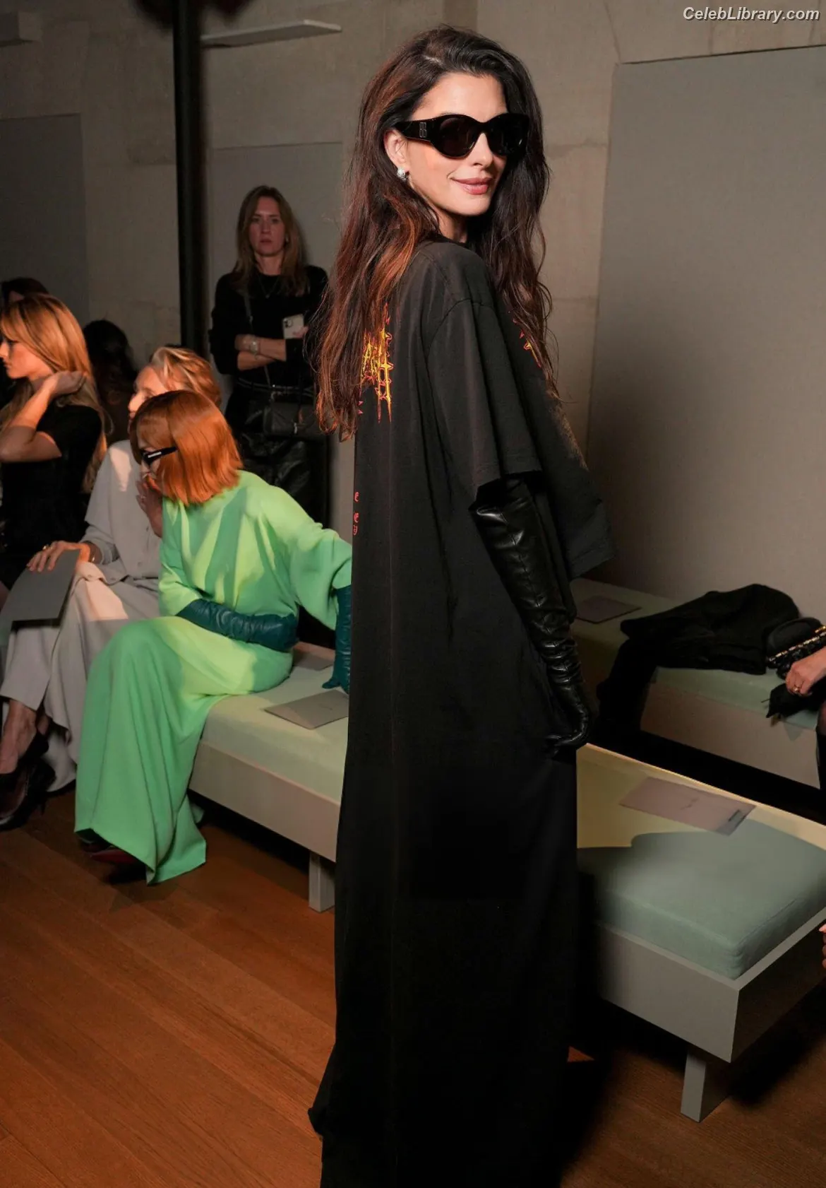 Anne Hathaway photo 13 of 1532