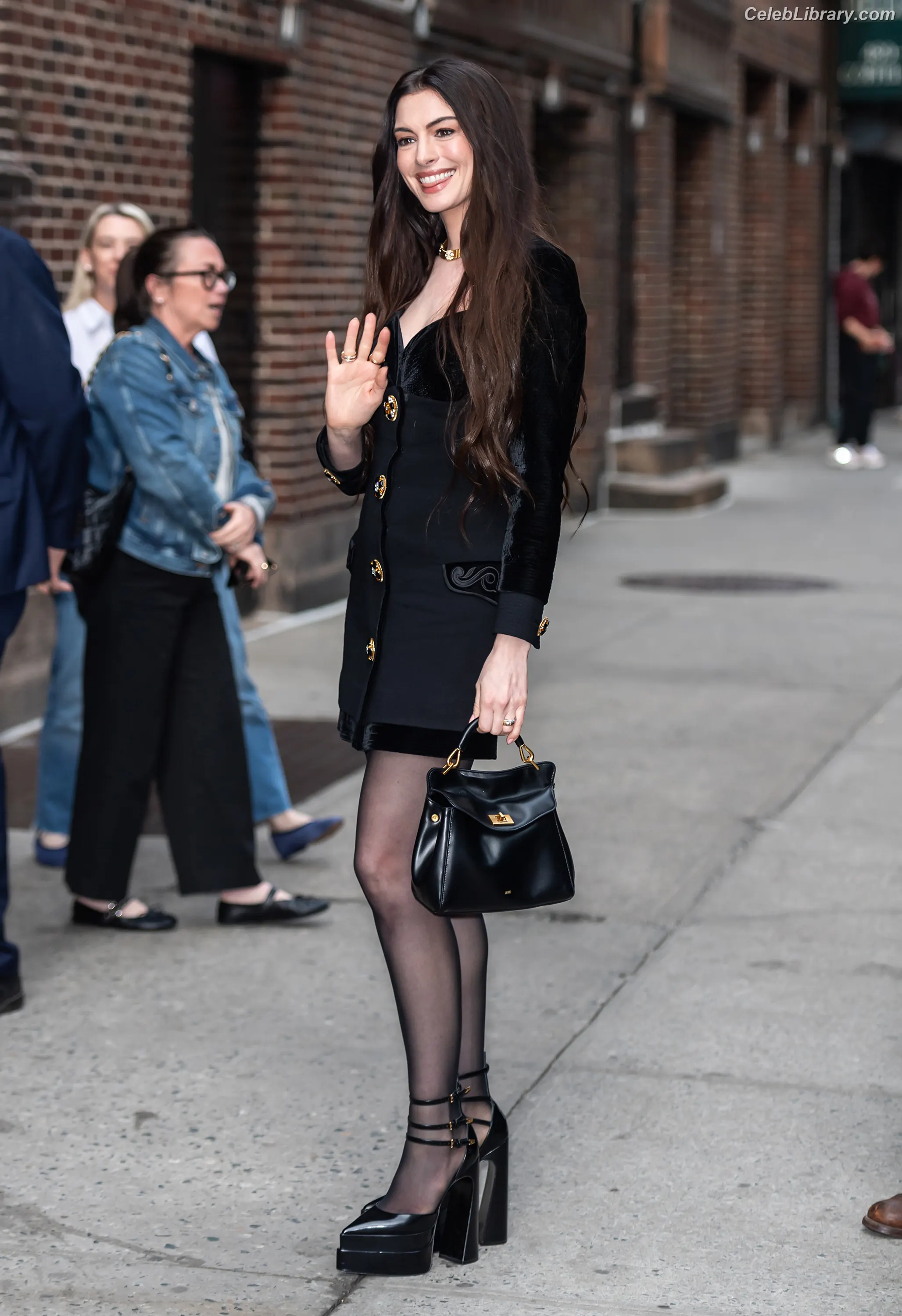 Anne Hathaway photo 3 of 1532