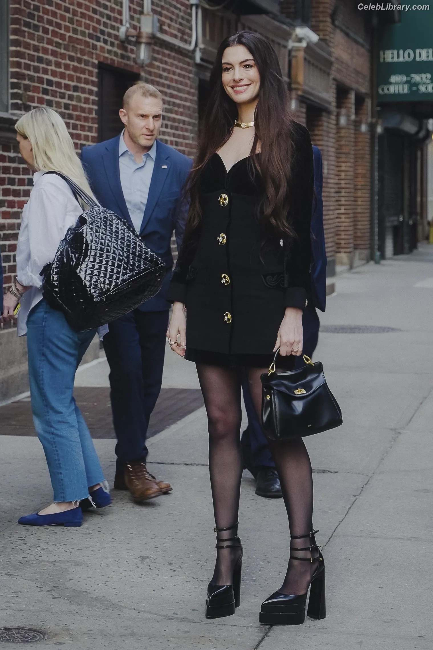 Anne Hathaway photo 15 of 1532