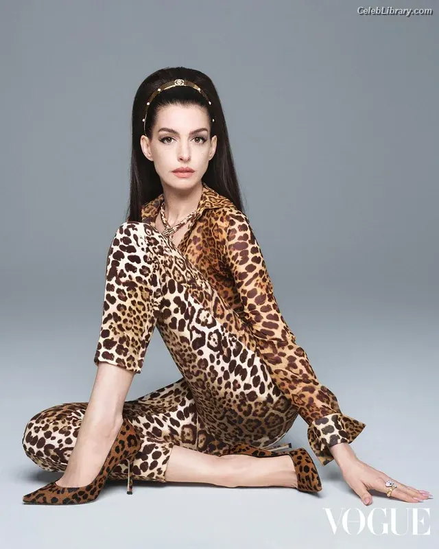 Anne Hathaway photo 9 of 1532