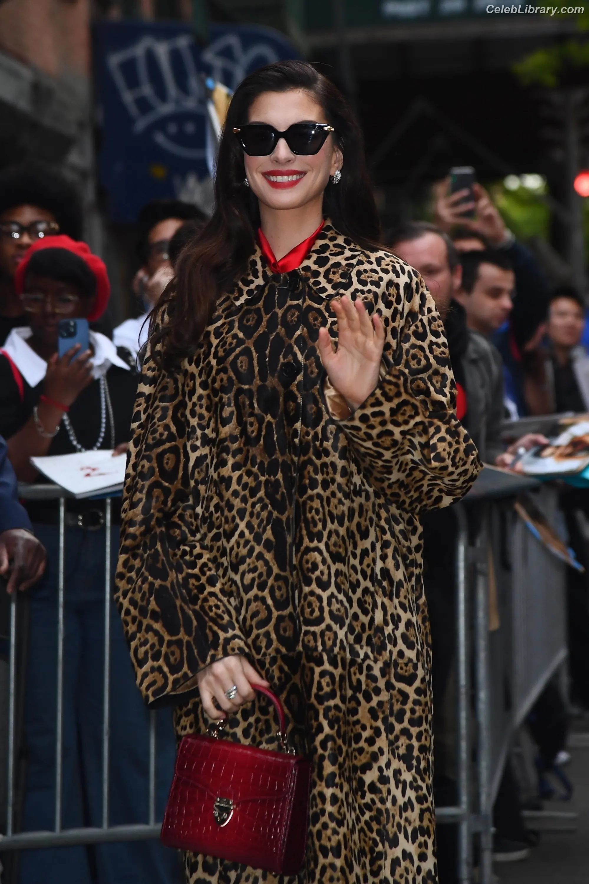 Anne Hathaway photo 10 of 1532