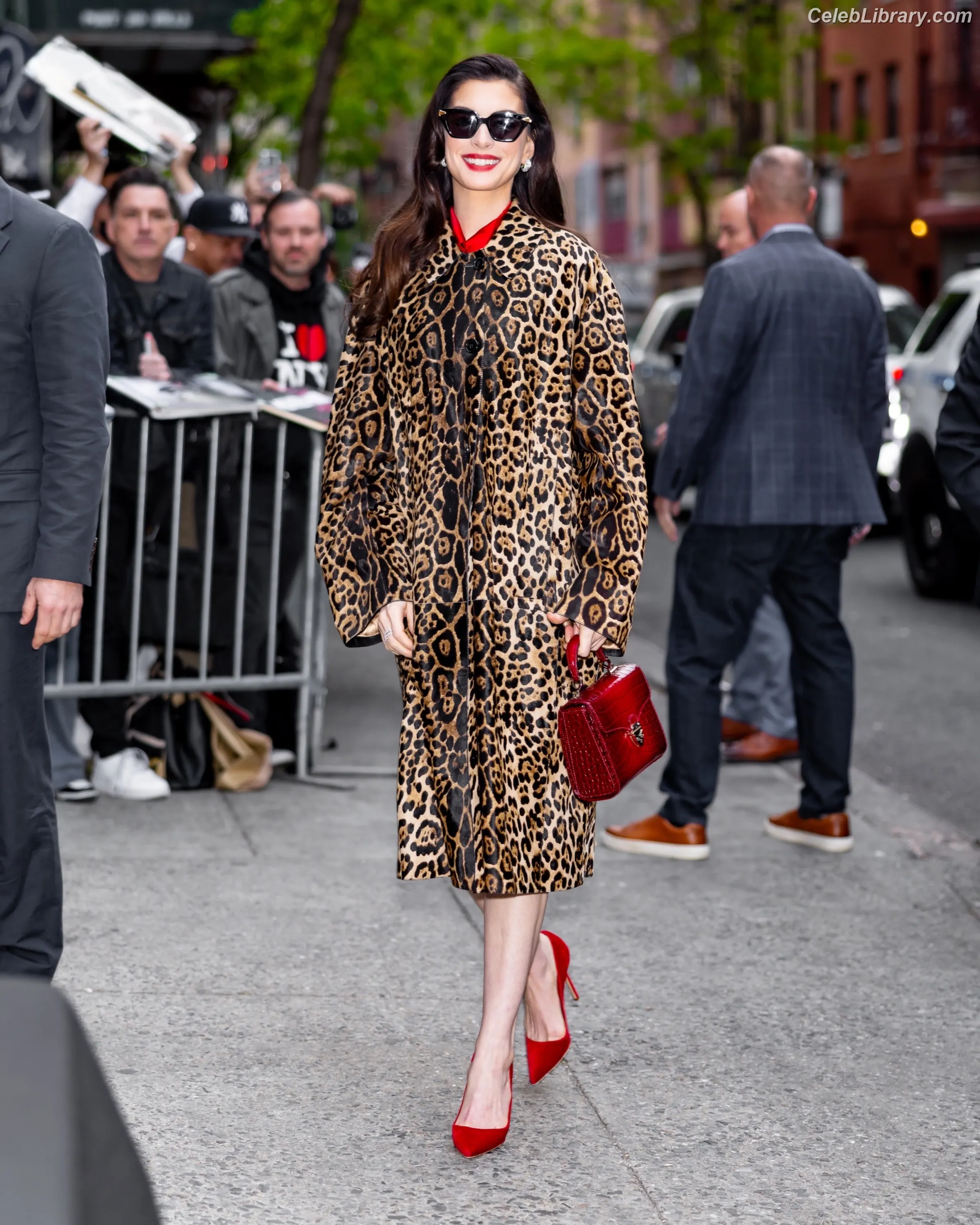 Anne Hathaway photo 15 of 1532