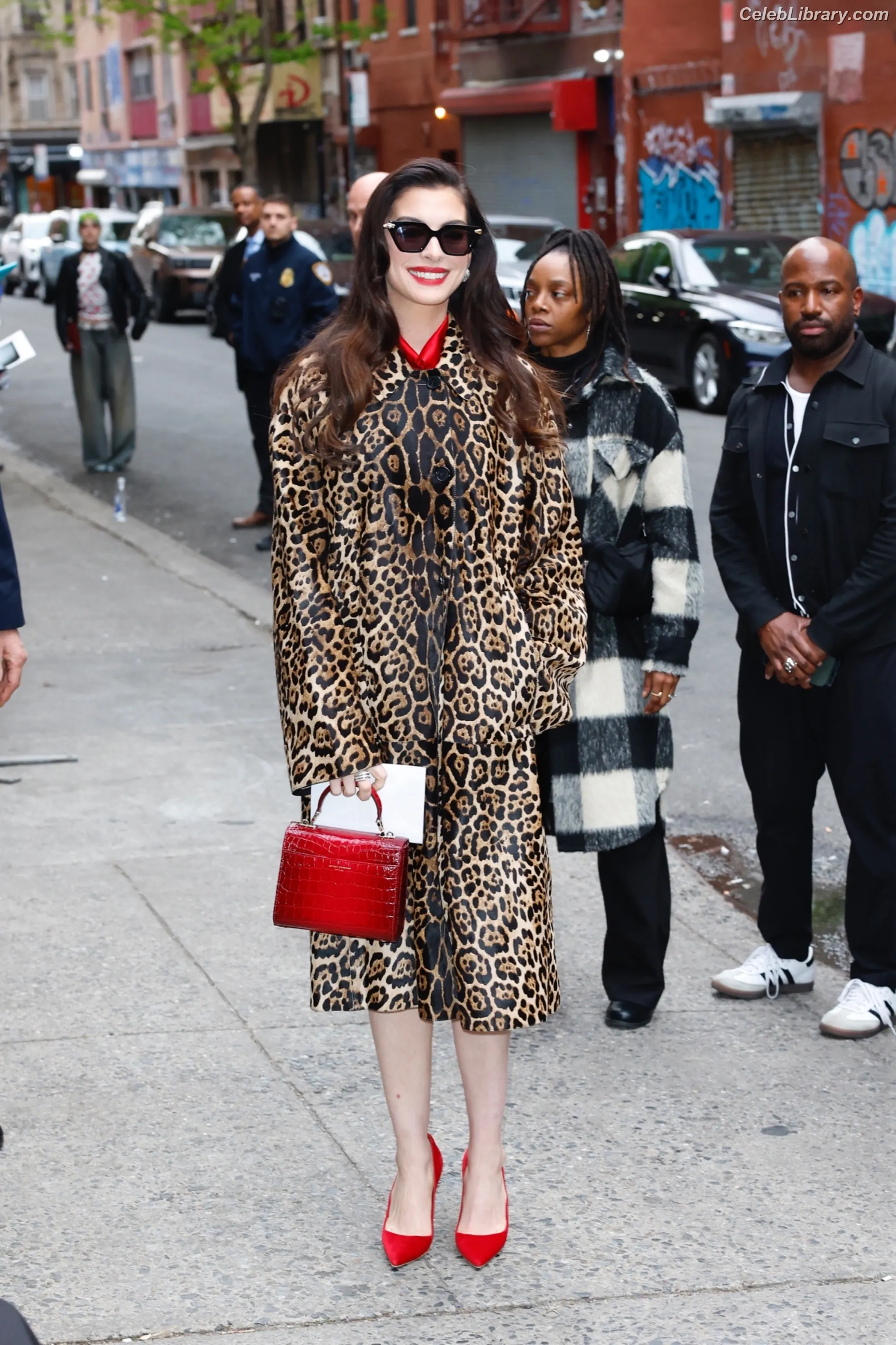 Anne Hathaway photo 17 of 1532