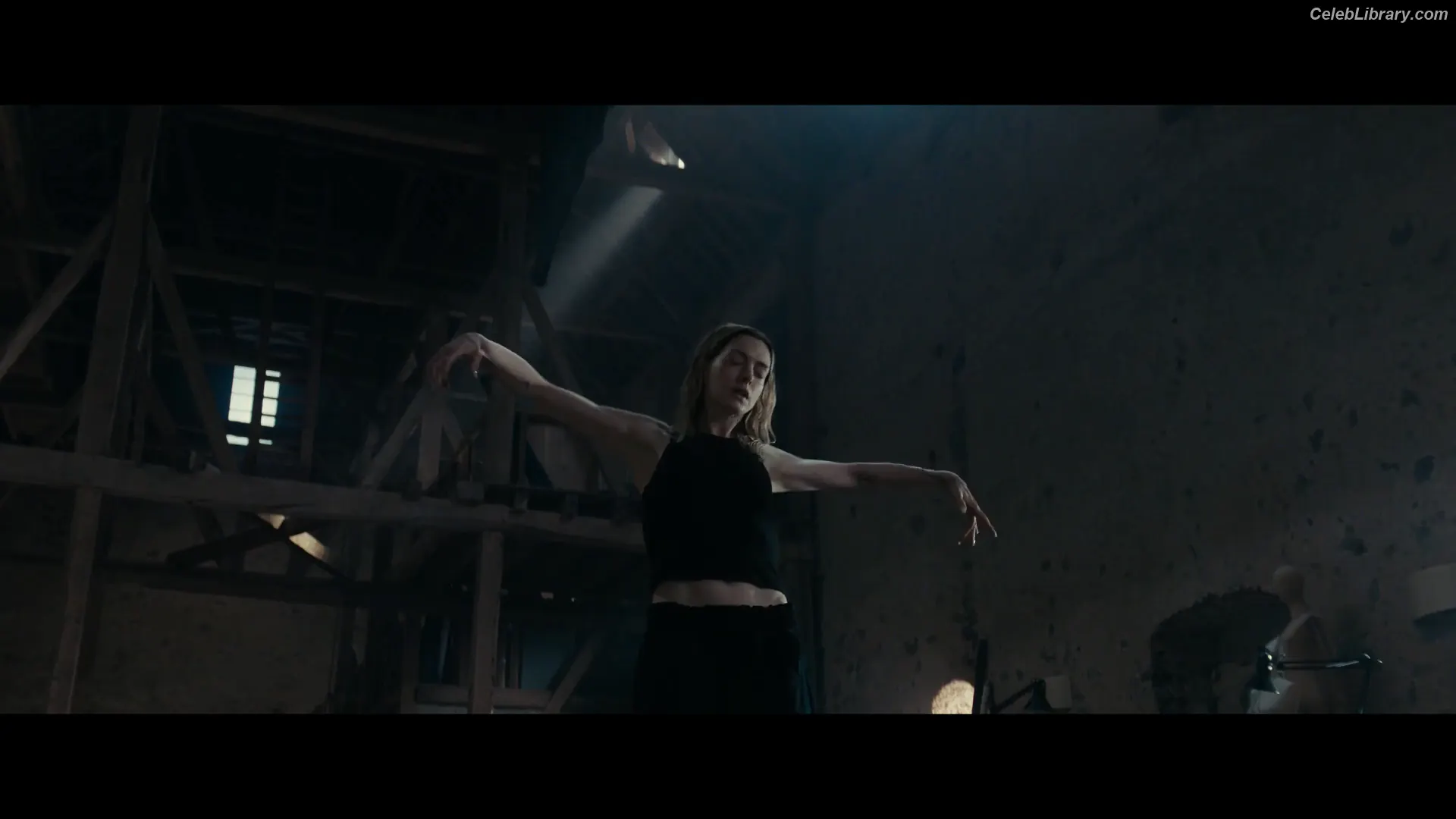 Anne Hathaway photo 6 of 1532