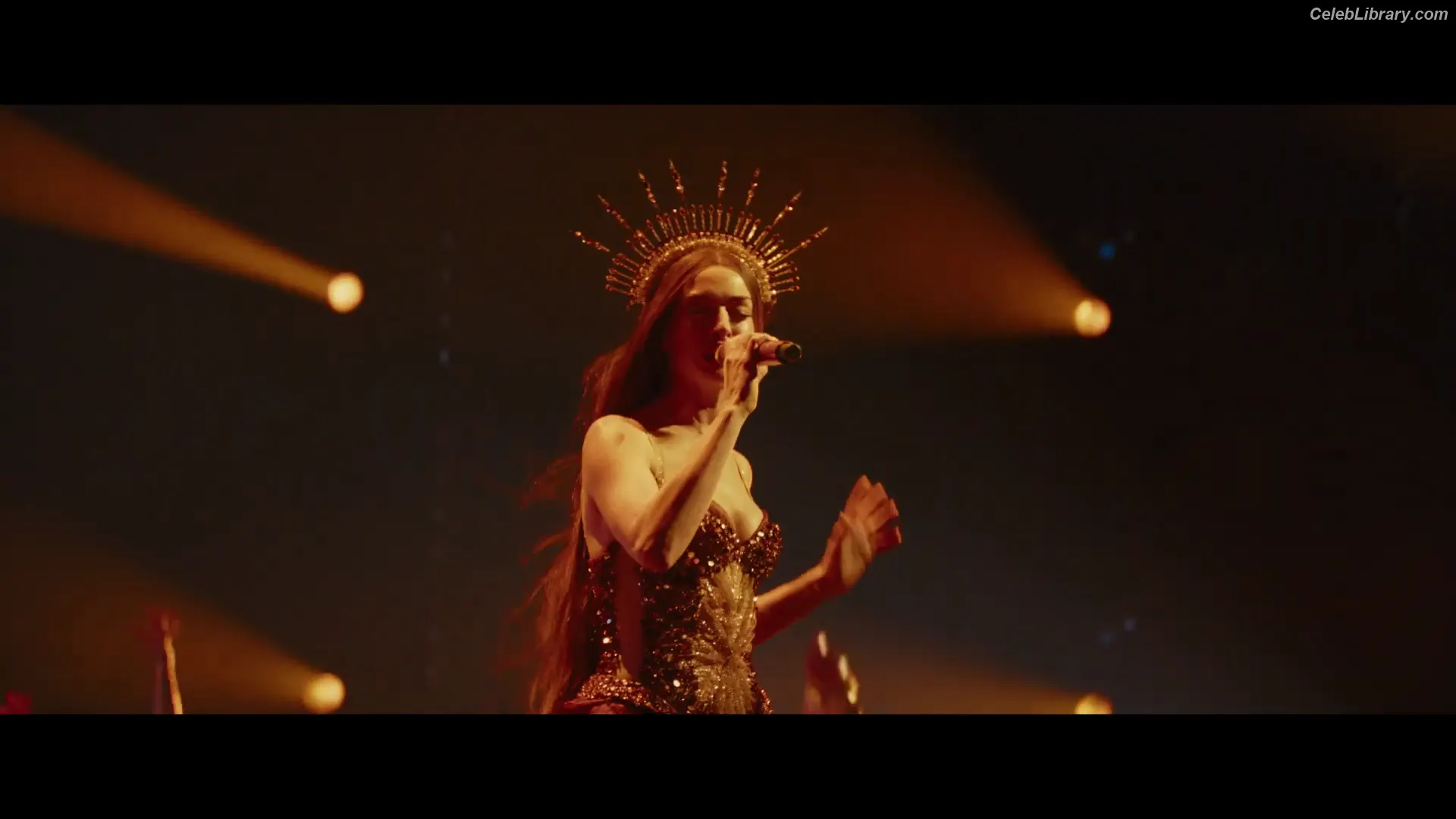 Anne Hathaway photo 7 of 1532