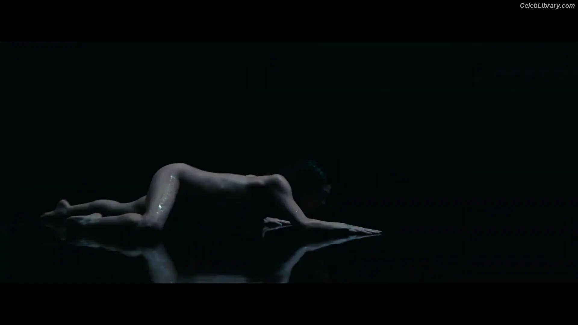 Anne Hathaway photo 10 of 1532