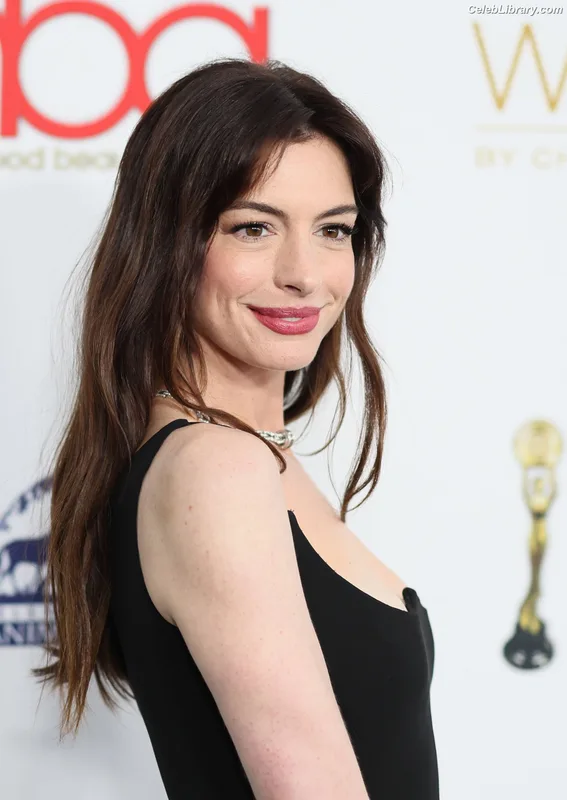 Anne Hathaway photo 2 of 1533