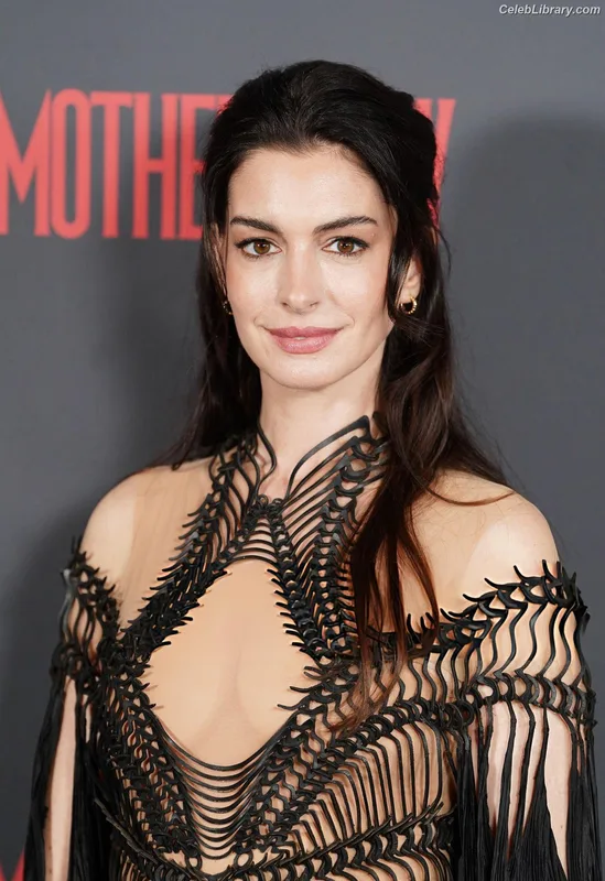 Anne Hathaway photo 7 of 1533