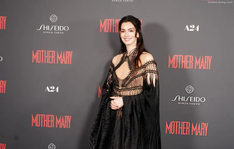 Anne Hathaway photo 19 of 1533