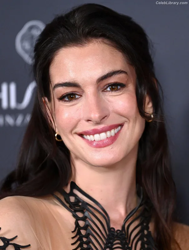 Anne Hathaway photo 20 of 1533