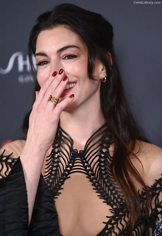 Anne Hathaway photo 23 of 1533