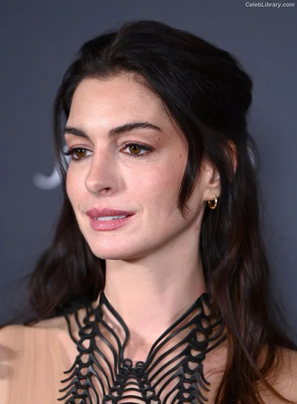 Anne Hathaway photo 1 of 1533