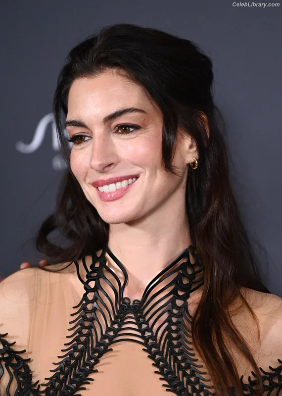 Anne Hathaway photo 3 of 1533