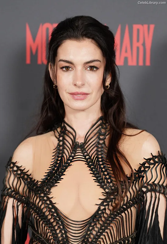 Anne Hathaway photo 4 of 1533
